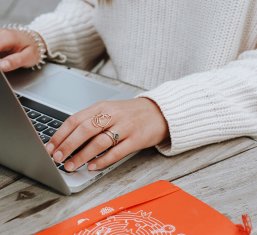 Especialistas trabajando en una solución tecnológica